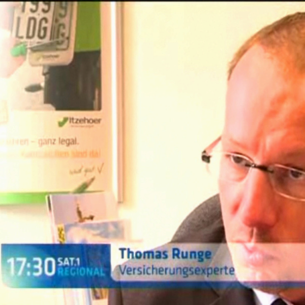 Thomas als Versicherungsexperte bei SAT1